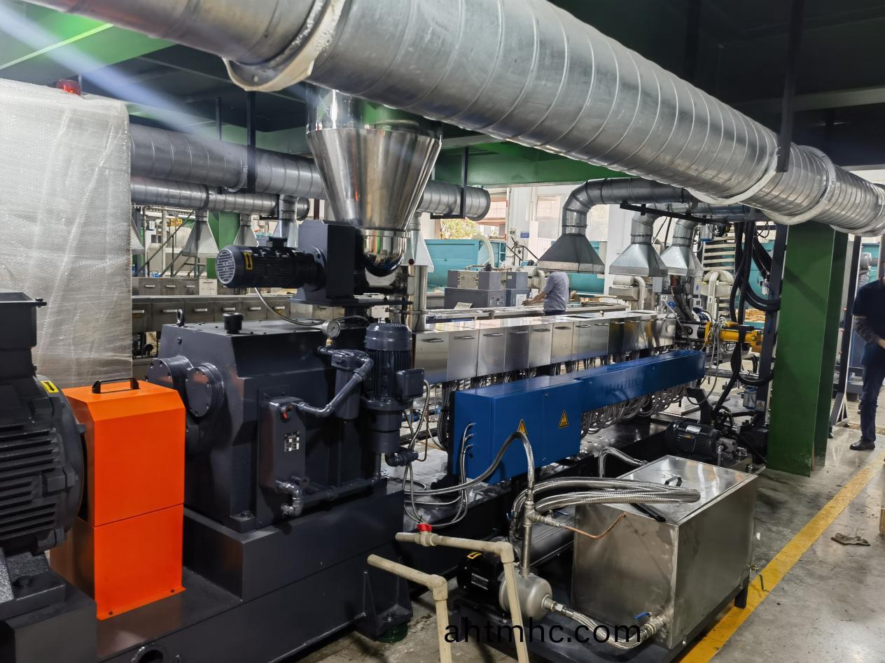 力塑TPE引進雙螺桿擠齣機+水(shui)下切生産線自(zi)動化(hua)設備